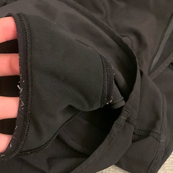 black lululemon hotty hot low rise shorts size 2 - Picture 4 of 4